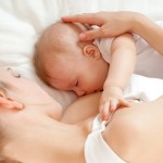 Почему возникает боль в груди у кормящей мамы: причины и методы лечения